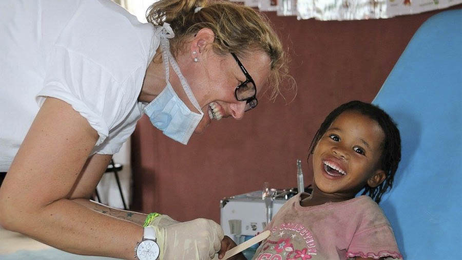 Tina Gauss mit DWLF (Zahnärzte ohne Grenzen) in Namibia