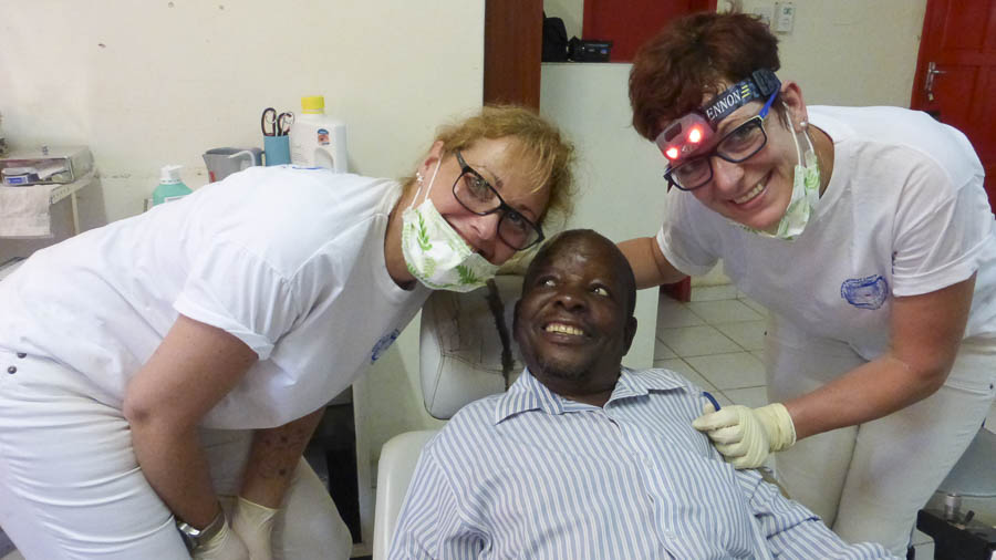 Tina Gauss und Christine Wallner mit DWLF (Zahnärzte ohne Grenzen) in Sambia